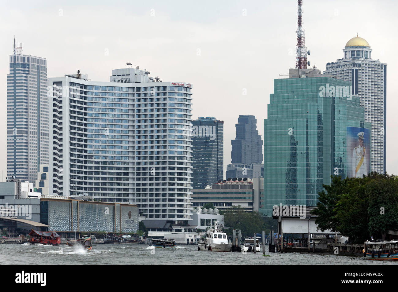 Skyline del Mae Nam Chao Phraya, lo Sheraton Hotel, CAT Telecom Tower, Lebua State Tower, Bang Rak Distretto finanziario Foto Stock