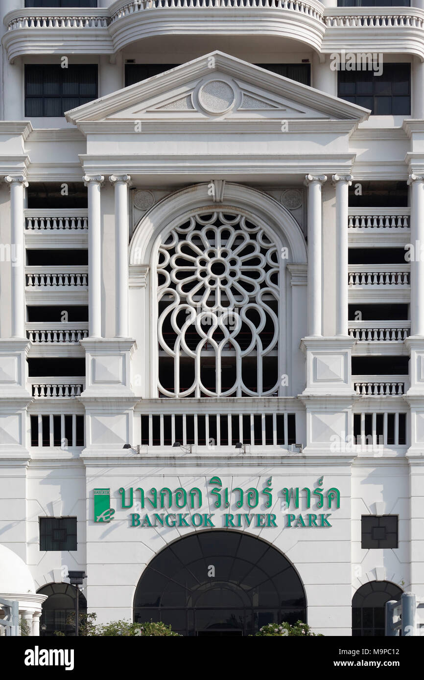 Facciata Bangkok River Park condominio, torre residenziale sulla Mae Nam Chao Phraya, Samphanthawong, Bangkok, Thailandia Foto Stock