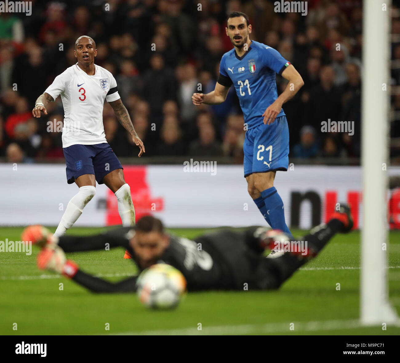 L'Inghilterra del Ashley giovani (sinistra) Guarda il suo tiro in porta andare ampia durante la international amichevole allo Stadio di Wembley, Londra. Foto Stock