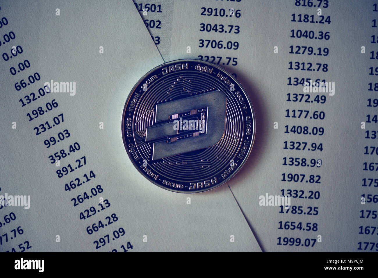 Dash cryptocurrency, tecnologia blockchain moneta decentralizzata coin, immagine concettuale con il fuoco selettivo Foto Stock