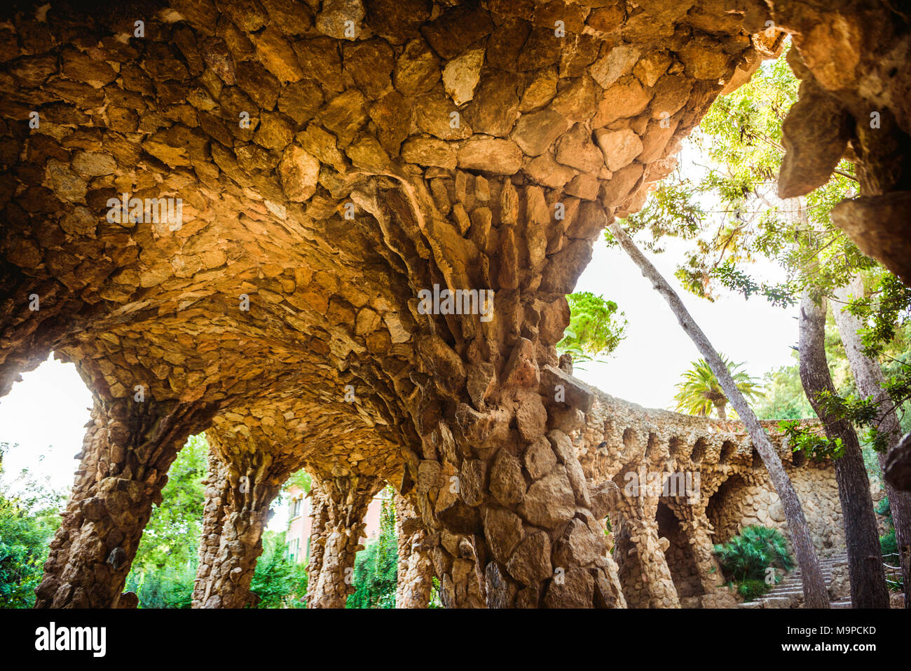 Arcade di un ponte pedonale, architetto Antoni Gaudi, Parco Güell, Barcellona, Katalonien, Spagna Foto Stock