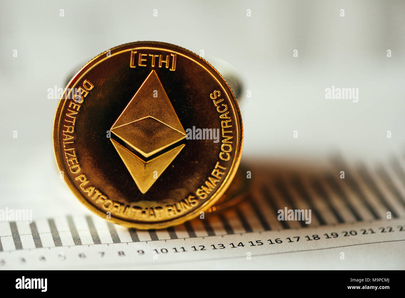 Ethereum cryptocurrency, tecnologia blockchain moneta decentralizzata coin, immagine concettuale con il fuoco selettivo Foto Stock