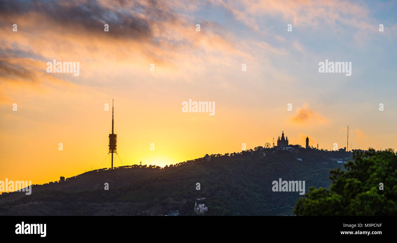 Torre de Collserola torre televisiva, Torre Collserola, Sagrat Cor chiesa, parco tematico Tibidabo, sulla collina di Tibidabo al tramonto Foto Stock