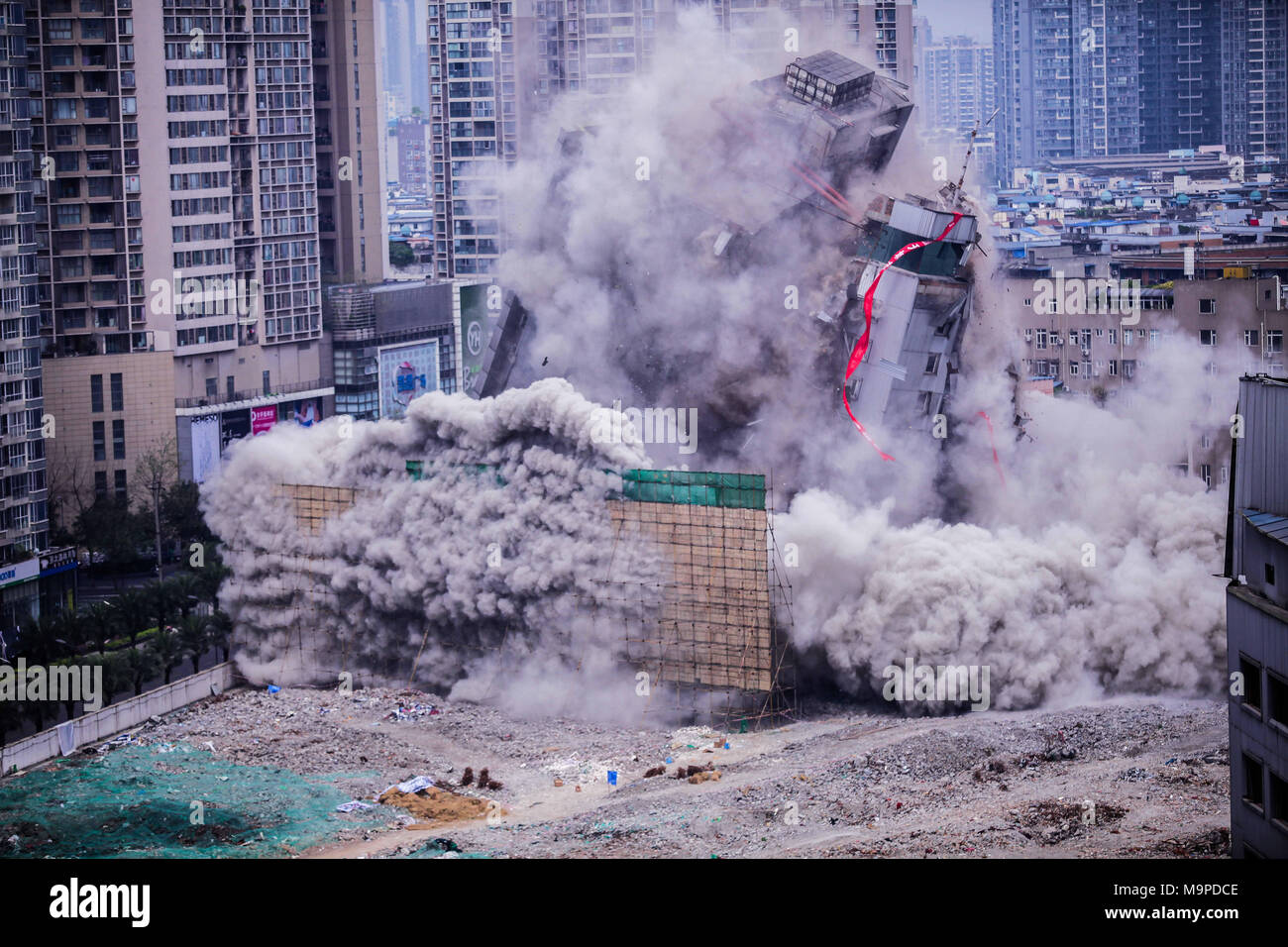 Chengdu, in Cina. 27 Mar, 2018. Un edificio del Chengdu Exhibition and Convention Center è demolita in dieci secondi a Chengdu, Cina sud-occidentale della provincia di Sichuan. Credito: SIPA Asia/ZUMA filo/Alamy Live News Foto Stock