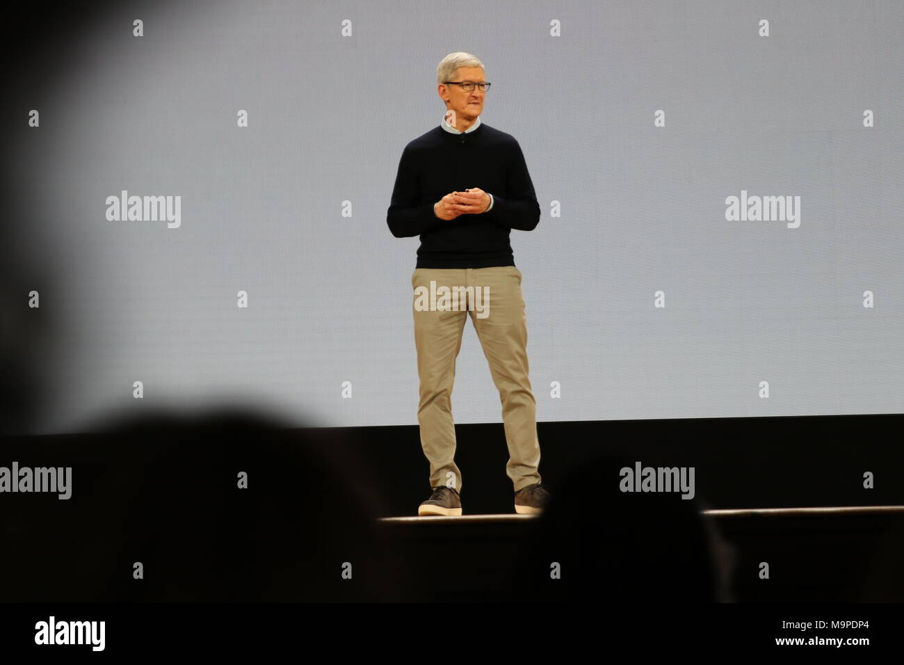 Chicago, Stati Uniti d'America. 27 marzo 2018, STATI UNITI D'AMERICA, Chicago: Tim Cook, CEO di Apple, presentando una versione migliorata del tablet ipad in assembly hall della corsia Tech College Prep High School, progettato per radicarsi nelle scuole. Il dispositivo supporta ora la Apple-pen, che precedentemente ha lavorato solo con costosi modelli pro. Foto: Christoph Dernbach/dpa Credito: dpa picture alliance/Alamy Live News Foto Stock