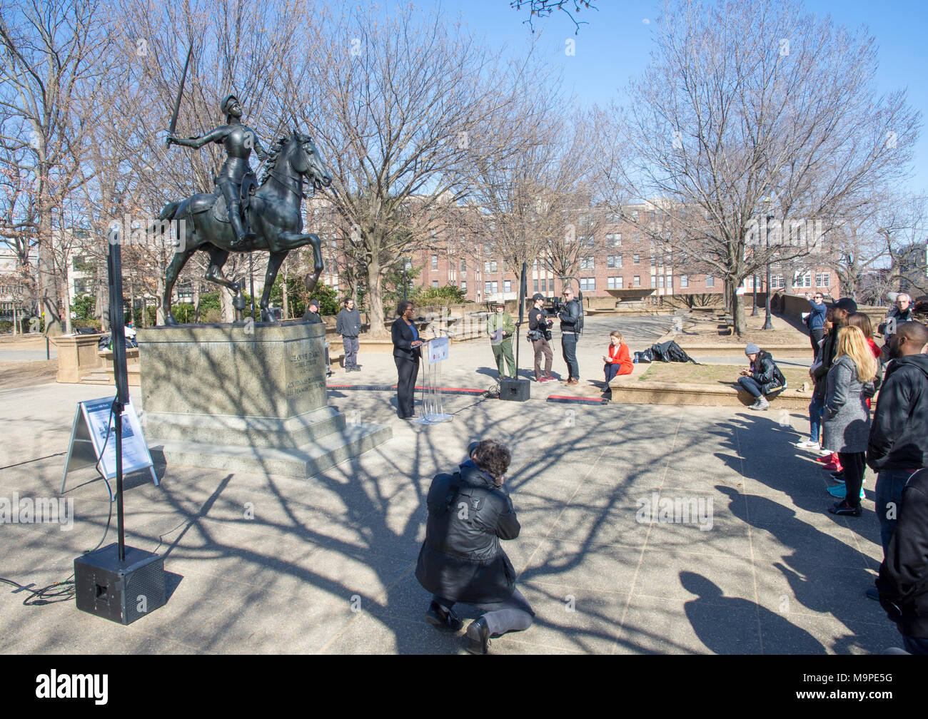 Washington, Stati Uniti d'America. 26 marzo, 2018. Washington DC la statua equestre in bronzo di Giovanna d'Arco ha una nuova spada courtesty di tutta la vita della rete e la History Channel. La manifestazione è stata segnata da una piccola cerimonia Marzo 26, 2018, ospitato da le reti TV e il Parco Nazionale di Servizio, che adminsiters Meridian Hill Park. Joans spada precedente è stata da ultimo rubata nel 2016. Credito: Tim Brown/Alamy Live News Foto Stock