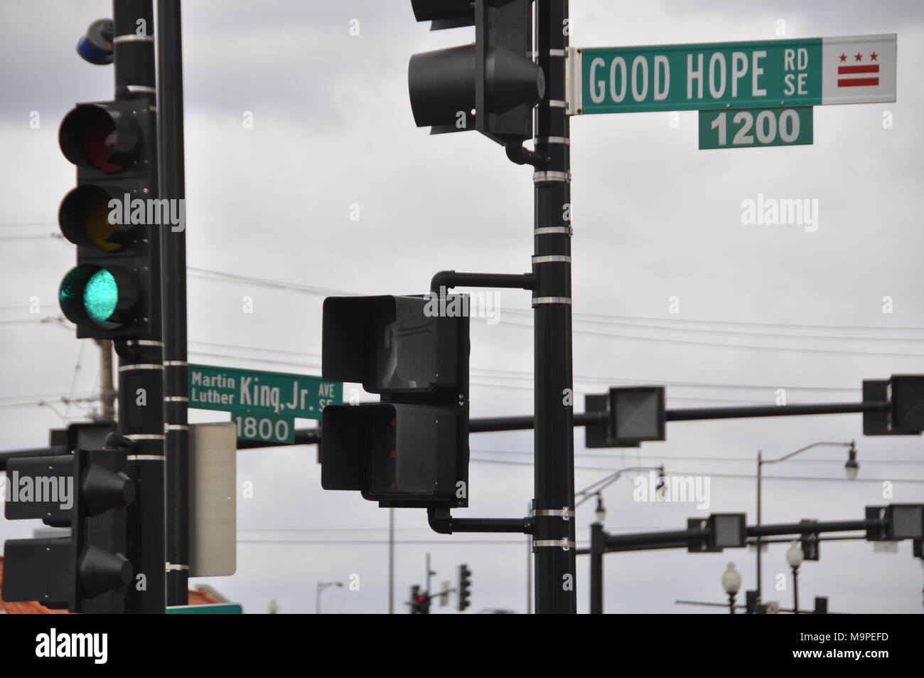 24 febbraio 2018, USA, Memphis: la Buona Speranza su strada e la Martin-Luther-King-Jr-Avenue cross in Anacostia, un quartiere di Washington che è quasi esclusivamente abitato da afroamericani. Martin Lutero era una dei diritti civili attivista, che è stato assassinato il 50 anni fa. Foto: Michael Donhauser/dpa Foto Stock