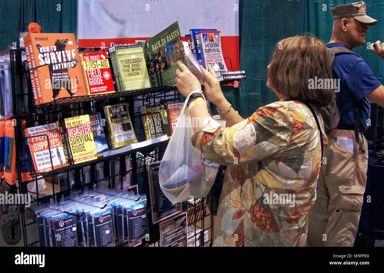 Preparazione per la messa attacco e sopravvivere, Esperienza Self-Reliance convenzione in Mesquite Texas altoparlanti, letteratura e prodotto disponibile a quelle temendo la sopravvivenza. I visitatori hanno ottenuto per esaminare, sentire, toccare una caduta fuori ricovero per seppellire in un campo o in un cortile. Naturalmente sarà rifornito con cibo e altri oggetti essenziali. Speriamo che si ricordi di avere acqua, il corpo umano può solo andare a due giorni senza acqua. Foto Stock