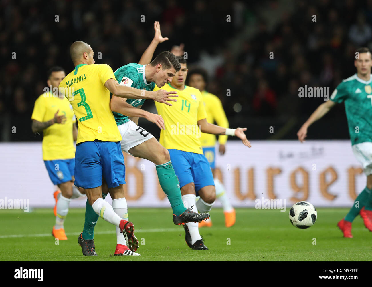 Berlino, Germania. 27 Mar, 2018. 27 marzo 2018, Germania, Berlino, lo stadio Olympia: Calcio, cordiale incontro internazionale, Germania vs Brasile: la Germania Mario Gomez e Brasile Miranda (L) si contendono la palla. Credito: Jan Woitas/dpa/Alamy Live News Foto Stock