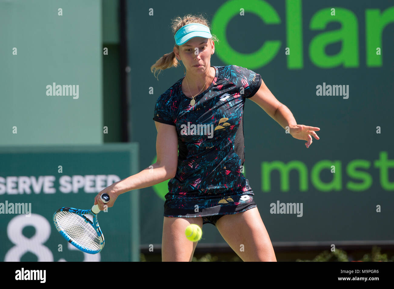 KEY BISCAYNE, FL - MARZO 25: Elise Mertens durante il giorno 7 presso il Miami Open presentato da Itau a Crandon Park Tennis Center il 25 marzo 2018 in Key Biscayne, Florida. Persone: Elise Mertens Foto Stock