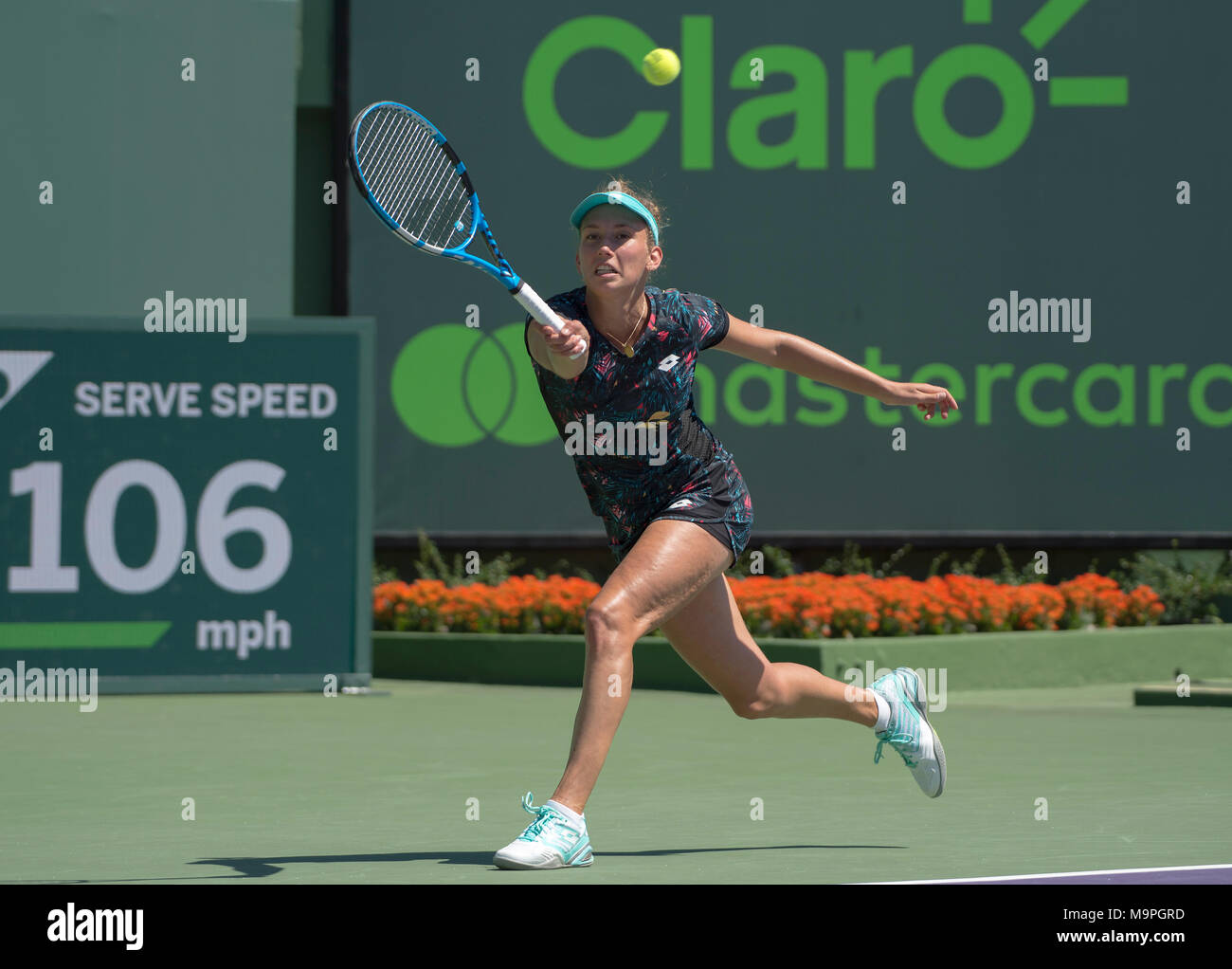 KEY BISCAYNE, FL - MARZO 25: Elise Mertens durante il giorno 7 presso il Miami Open presentato da Itau a Crandon Park Tennis Center il 25 marzo 2018 in Key Biscayne, Florida. Persone: Elise Mertens Foto Stock