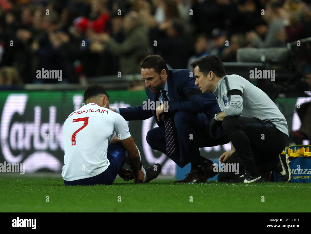 Londra, Regno Unito. Il 27 marzo, 2018. Alex Oxlade-Chamberlain (E) con Gareth Southgate (Inghilterra manager) all'Inghilterra v Italia Internazionale cordiale incontro di calcio allo Stadio di Wembley, Londra, il 27 marzo 2018. * * Questa foto è per il solo uso editoriale** Credito: Paolo Marriott/Alamy Live News Foto Stock