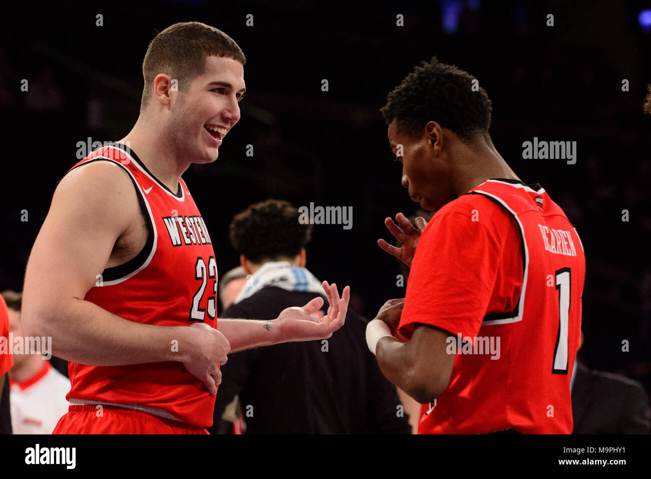 Marzo 27, 2018: Western Kentucky Hilltoppers avanti Justin Johnson (23) festeggia con la Western Kentucky Hilltoppers guard Lamonte Bearden (1) dopo aver apportato un cestello alla semi-finale del torneo NIT gioco tra la Western Kentucky Hilltoppers e lo Utah Utes al Madison Square Garden di New York, New York. Credito: Kostas Lymperopoulos/CSM Foto Stock