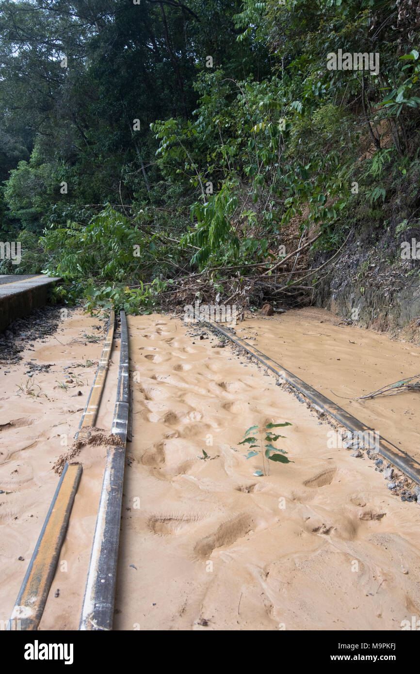 Queensland, Australia. 27 Mar, 2018. Le conseguenze del ciclone tropicale Nora ha causato più di frane lungo la Kuranda Scenic Railway Line vicino a Cairns, estremo Nord Queensland, FNQ, QLD, Australia Credit: Genevieve Vallee/Alamy Live News Foto Stock