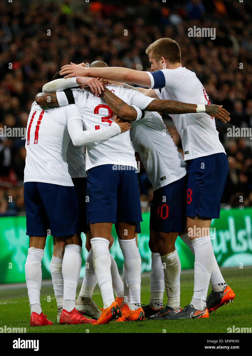 Londra, Regno Unito. 27 Mar, 2018. I giocatori di Inghilterra celebrare Jamie Vardy il cliente durante una amichevole partita di calcio tra Inghilterra e Italia a stadio di Wembley a Londra, in Gran Bretagna il 27 marzo 2018. Inghilterra e Italia ha attirato 1-1. Credito: Han Yan/Xinhua/Alamy Live News Foto Stock