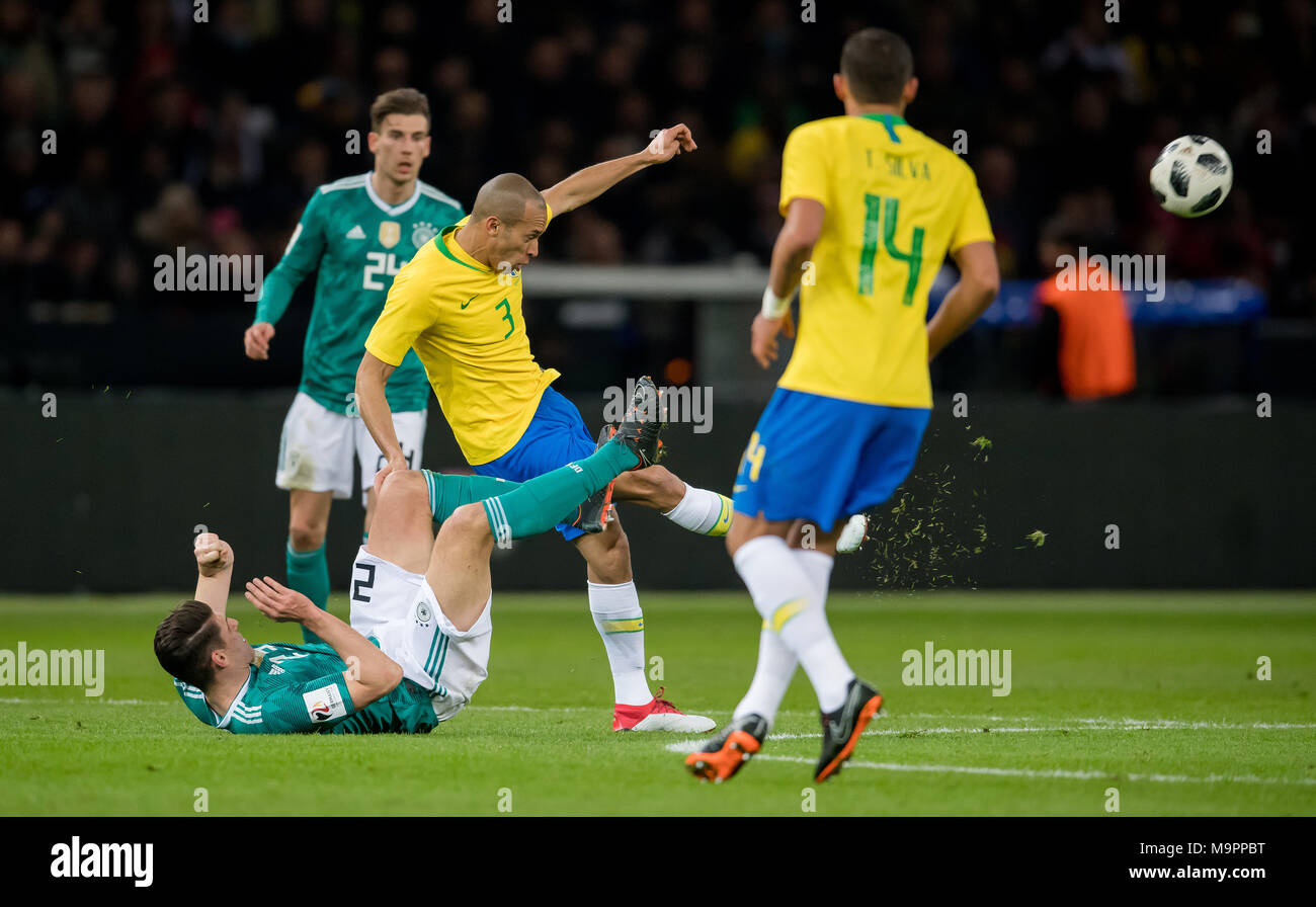 Mario Gomez (Germania) versus Miranda (Brasilien) GES/ Fussball/ Freundschaftsspiel: Germania - Brasilien, 27.03.2018 Calcio: Amichevole: Germania vs Brasile, Berlino, Marzo 27, 2018 |L'utilizzo in tutto il mondo Foto Stock