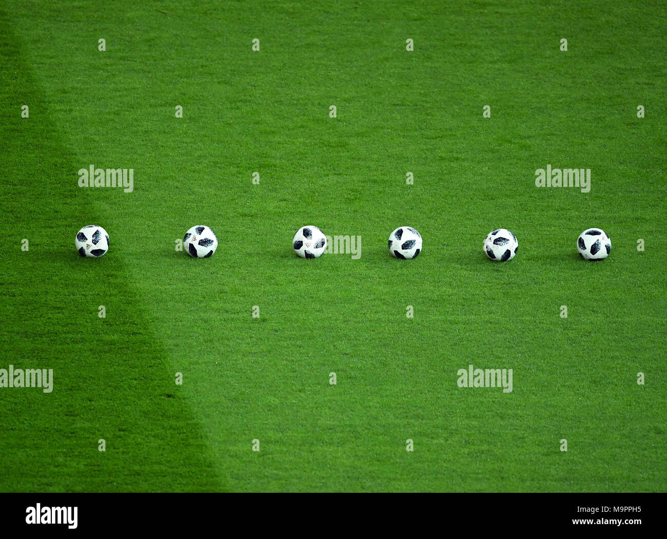 27 marzo 2018, Germania, Berlino, lo stadio Olympia: Calcio, cordiale incontro internazionale, Germania vs Brasile: sei palloni da calcio giacciono sull'erba. Foto: Soeren Stache/dpa Foto Stock