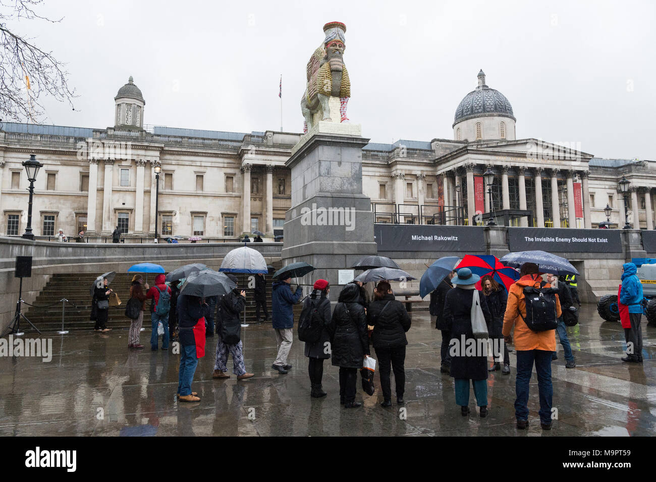 Londra, Regno Unito. 28 marzo, 2018. La via dello zoccolo intitolato Il nemico invisibile non dovrebbe esistere da artista Michael Rakowitz è svelato in Trafalgar Square. Credito: Raymond codolo/Alamy Live News Foto Stock