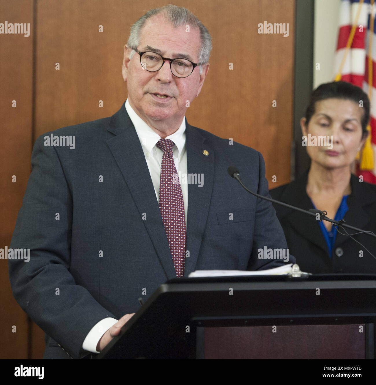 Marzo 20, 2018 - Minneapolis, Minnesota, Stati Uniti - Hennepin County attorney MIKE FREEMAN parla nel corso di una conferenza stampa per annunciare le tasse di terzo grado e di omicidio di secondo grado omicidio colposo contro Minneapolis funzionario di polizia Mohamed Noor nella uccisione di Justine Ruszczyk Damond a Minneapolis, Minnesota. (Credito Immagine: © Craig Lassig via ZUMA filo) Foto Stock