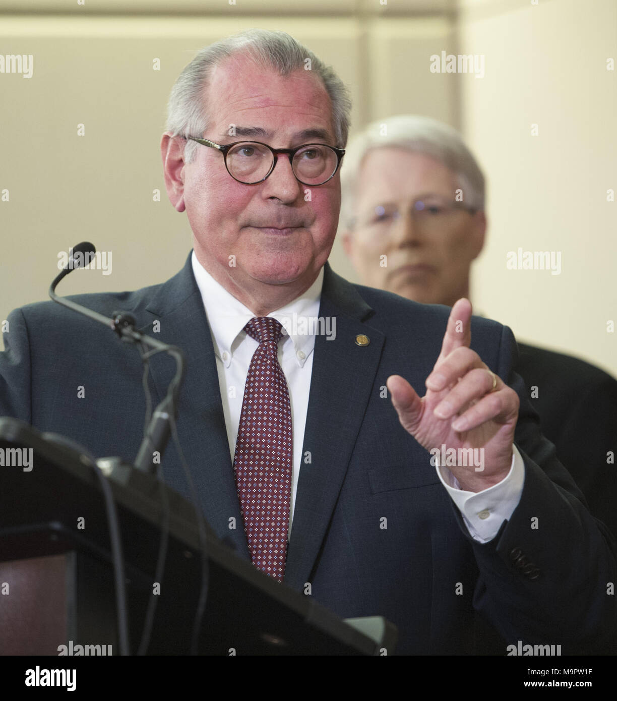 Marzo 20, 2018 - Minneapolis, Minnesota, Stati Uniti - Hennepin County attorney MIKE FREEMAN parla nel corso di una conferenza stampa per annunciare le tasse di terzo grado e di omicidio di secondo grado omicidio colposo contro Minneapolis funzionario di polizia Mohamed Noor nella uccisione di Justine Ruszczyk Damond a Minneapolis, Minnesota. (Credito Immagine: © Craig Lassig via ZUMA filo) Foto Stock