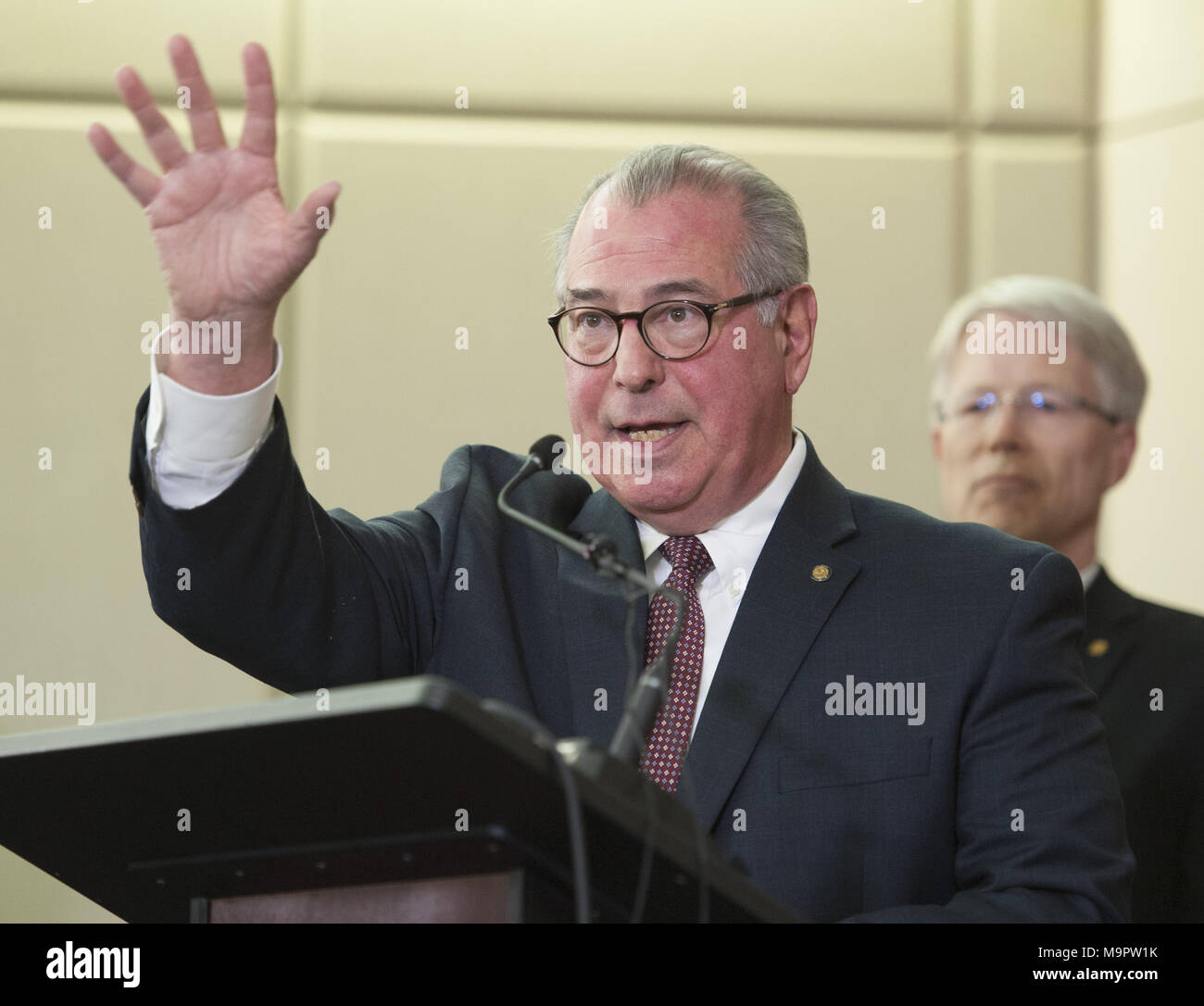 Marzo 20, 2018 - Minneapolis, Minnesota, Stati Uniti - Hennepin County attorney MIKE FREEMAN parla nel corso di una conferenza stampa per annunciare le tasse di terzo grado e di omicidio di secondo grado omicidio colposo contro Minneapolis funzionario di polizia Mohamed Noor nella uccisione di Justine Ruszczyk Damond a Minneapolis, Minnesota. (Credito Immagine: © Craig Lassig via ZUMA filo) Foto Stock