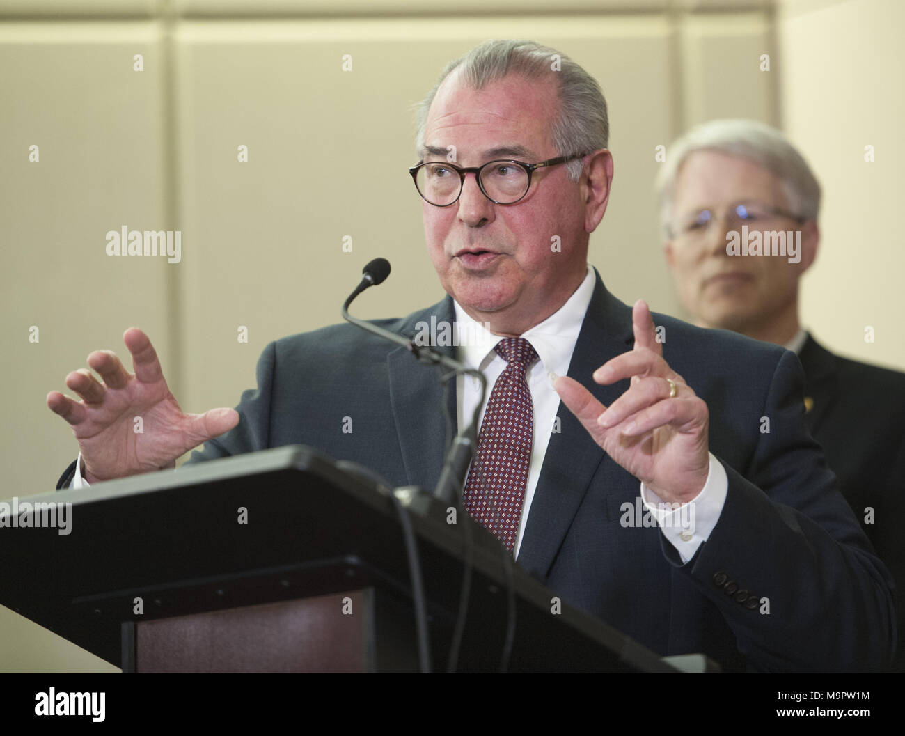 Marzo 20, 2018 - Minneapolis, Minnesota, Stati Uniti - Hennepin County attorney MIKE FREEMAN parla nel corso di una conferenza stampa per annunciare le tasse di terzo grado e di omicidio di secondo grado omicidio colposo contro Minneapolis funzionario di polizia Mohamed Noor nella uccisione di Justine Ruszczyk Damond a Minneapolis, Minnesota. (Credito Immagine: © Craig Lassig via ZUMA filo) Foto Stock