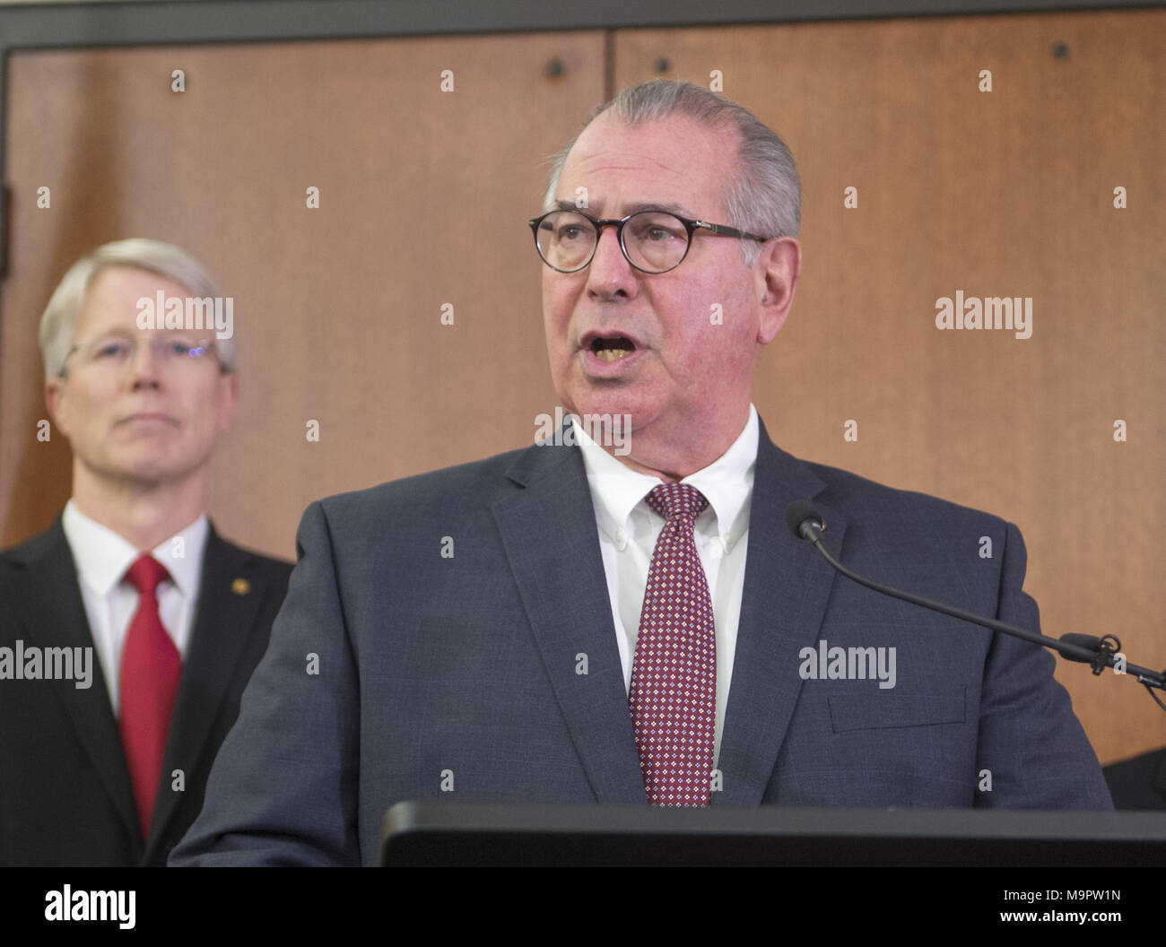 Marzo 20, 2018 - Minneapolis, Minnesota, Stati Uniti - Hennepin County attorney MIKE FREEMAN parla nel corso di una conferenza stampa per annunciare le tasse di terzo grado e di omicidio di secondo grado omicidio colposo contro Minneapolis funzionario di polizia Mohamed Noor nella uccisione di Justine Ruszczyk Damond a Minneapolis, Minnesota. (Credito Immagine: © Craig Lassig via ZUMA filo) Foto Stock