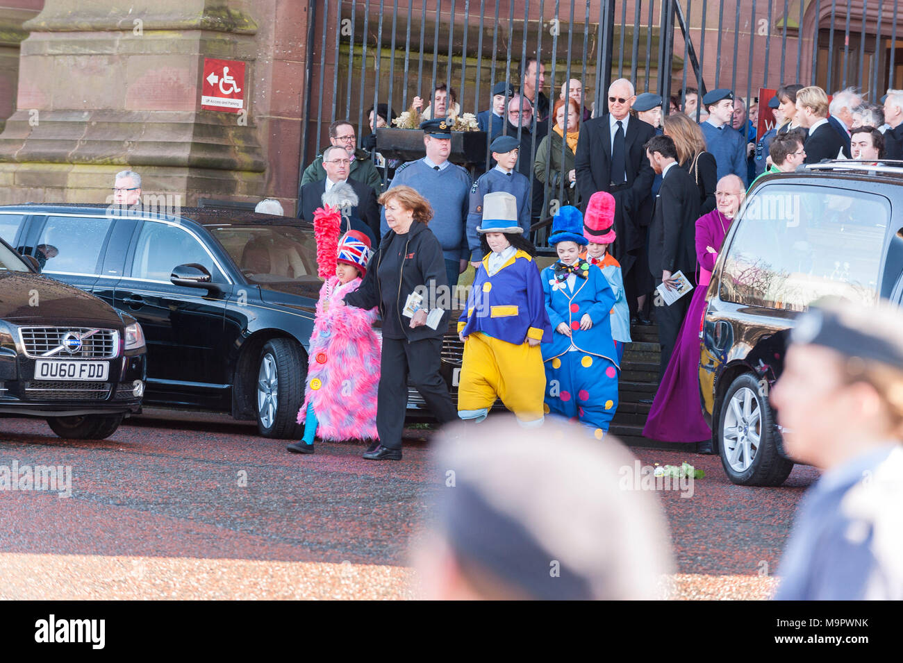 La cattedrale di Liverpool, Liverpool, Regno Unito. Il 28 marzo 2018. Il diddy uomini ai funerali di Sir Ken Dodd presso la Cattedrale Anglicana di Liverpool. Sir Ken Dodd muore nella sua casa di cenere nodosi, Liverpool, all inizio di questo mese, all'età di 90, solo due giorni dopo aver sposato il suo partner di quaranta anni, Anne Jones, ora Lady Anne Dodd. In una mostra di rispetto, di migliaia di tifosi rivestite le strade per guardare il corteo funebre, che è stato guidato da un cavallo disegnato funebre. Credito: Paolo Warburton/Alamy Live News Foto Stock