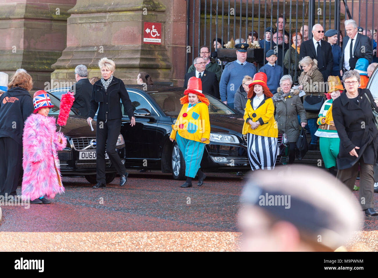 La cattedrale di Liverpool, Liverpool, Regno Unito. Il 28 marzo 2018. Il diddy uomini ai funerali di Sir Ken Dodd presso la Cattedrale Anglicana di Liverpool. Sir Ken Dodd muore nella sua casa di cenere nodosi, Liverpool, all inizio di questo mese, all'età di 90, solo due giorni dopo aver sposato il suo partner di quaranta anni, Anne Jones, ora Lady Anne Dodd. In una mostra di rispetto, di migliaia di tifosi rivestite le strade per guardare il corteo funebre, che è stato guidato da un cavallo disegnato funebre. Credito: Paolo Warburton/Alamy Live News Foto Stock