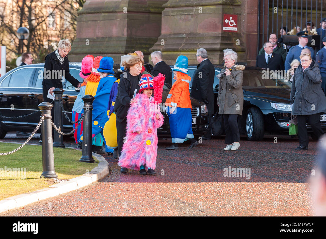 La cattedrale di Liverpool, Liverpool, Regno Unito. Il 28 marzo 2018. Il diddy uomini ai funerali di Sir Ken Dodd presso la Cattedrale Anglicana di Liverpool. Sir Ken Dodd muore nella sua casa di cenere nodosi, Liverpool, all inizio di questo mese, all'età di 90, solo due giorni dopo aver sposato il suo partner di quaranta anni, Anne Jones, ora Lady Anne Dodd. In una mostra di rispetto, di migliaia di tifosi rivestite le strade per guardare il corteo funebre, che è stato guidato da un cavallo disegnato funebre. Credito: Paolo Warburton/Alamy Live News Foto Stock