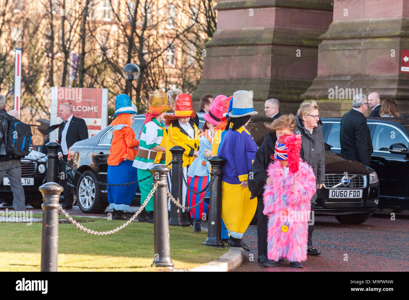 La cattedrale di Liverpool, Liverpool, Regno Unito. Il 28 marzo 2018. Il diddy uomini ai funerali di Sir Ken Dodd presso la Cattedrale Anglicana di Liverpool. Sir Ken Dodd muore nella sua casa di cenere nodosi, Liverpool, all inizio di questo mese, all'età di 90, solo due giorni dopo aver sposato il suo partner di quaranta anni, Anne Jones, ora Lady Anne Dodd. In una mostra di rispetto, di migliaia di tifosi rivestite le strade per guardare il corteo funebre, che è stato guidato da un cavallo disegnato funebre. Credito: Paolo Warburton/Alamy Live News Foto Stock
