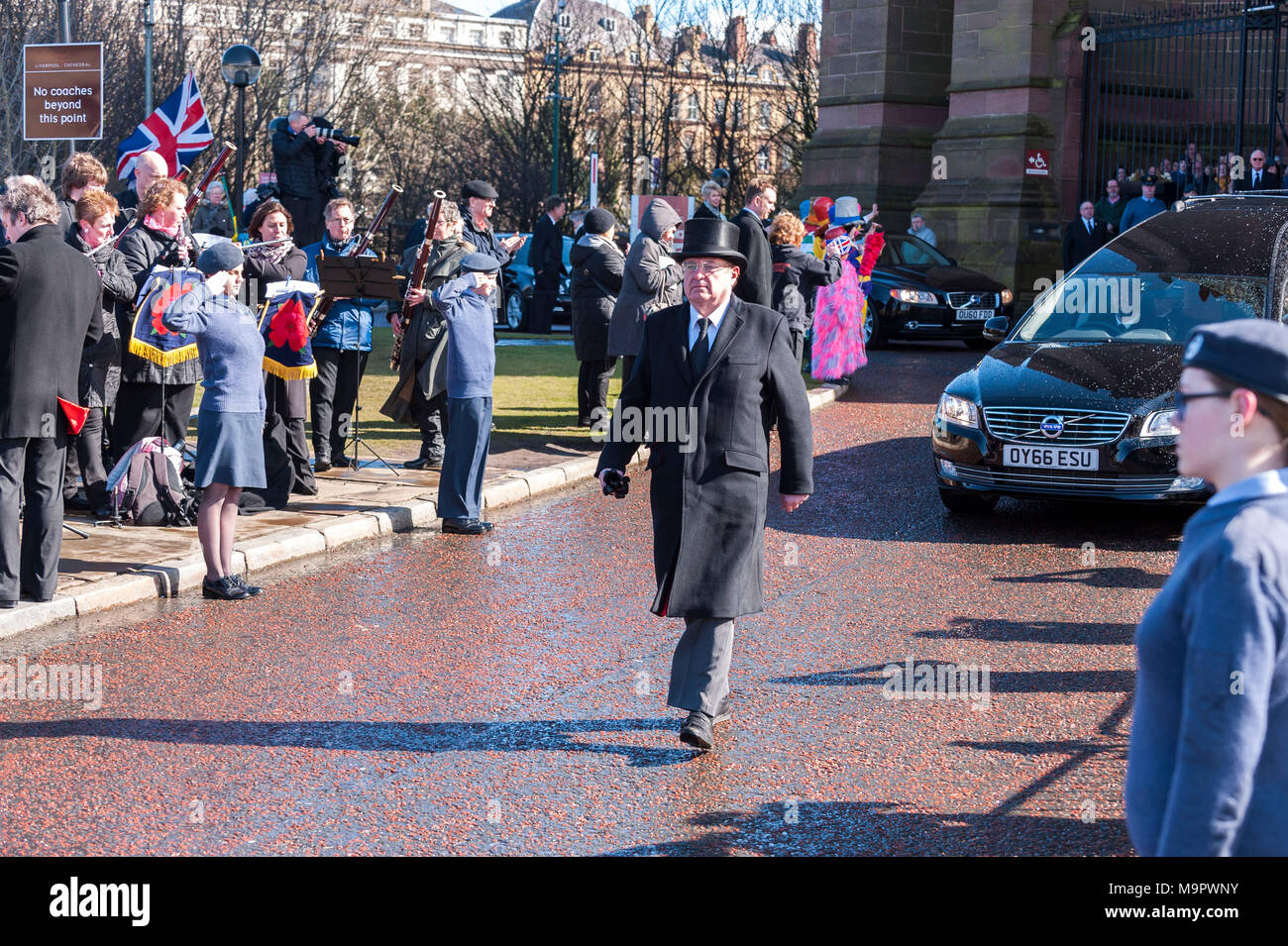 La cattedrale di Liverpool, Liverpool, Regno Unito. Il 28 marzo 2018. Il funerale di Sir Ken Dodd avviene presso la Cattedrale Anglicana di Liverpool. Sir Ken Dodd muore nella sua casa di cenere nodosi, Liverpool, all inizio di questo mese, all'età di 90, solo due giorni dopo aver sposato il suo partner di quaranta anni, Anne Jones, ora Lady Anne Dodd. In una mostra di rispetto, di migliaia di tifosi rivestite le strade per guardare il corteo funebre, che è stato guidato da un cavallo disegnato funebre. Credito: Paolo Warburton/Alamy Live News Foto Stock