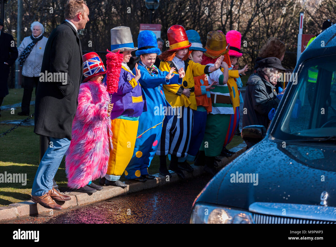 La cattedrale di Liverpool, Liverpool, Regno Unito. Il 28 marzo 2018. Il diddy uomini ai funerali di Sir Ken Dodd presso la Cattedrale Anglicana di Liverpool. Sir Ken Dodd muore nella sua casa di cenere nodosi, Liverpool, all inizio di questo mese, all'età di 90, solo due giorni dopo aver sposato il suo partner di quaranta anni, Anne Jones, ora Lady Anne Dodd. In una mostra di rispetto, di migliaia di tifosi rivestite le strade per guardare il corteo funebre, che è stato guidato da un cavallo disegnato funebre. Credito: Paolo Warburton/Alamy Live News Foto Stock