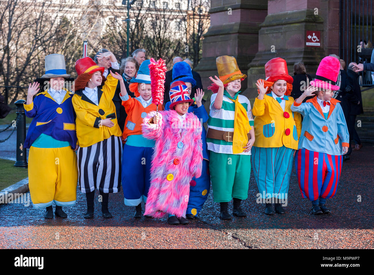 La cattedrale di Liverpool, Liverpool, Regno Unito. Il 28 marzo 2018. Il diddy uomini ai funerali di Sir Ken Dodd presso la Cattedrale Anglicana di Liverpool. Sir Ken Dodd muore nella sua casa di cenere nodosi, Liverpool, all inizio di questo mese, all'età di 90, solo due giorni dopo aver sposato il suo partner di quaranta anni, Anne Jones, ora Lady Anne Dodd. In una mostra di rispetto, di migliaia di tifosi rivestite le strade per guardare il corteo funebre, che è stato guidato da un cavallo disegnato funebre. Credito: Paolo Warburton/Alamy Live News Foto Stock