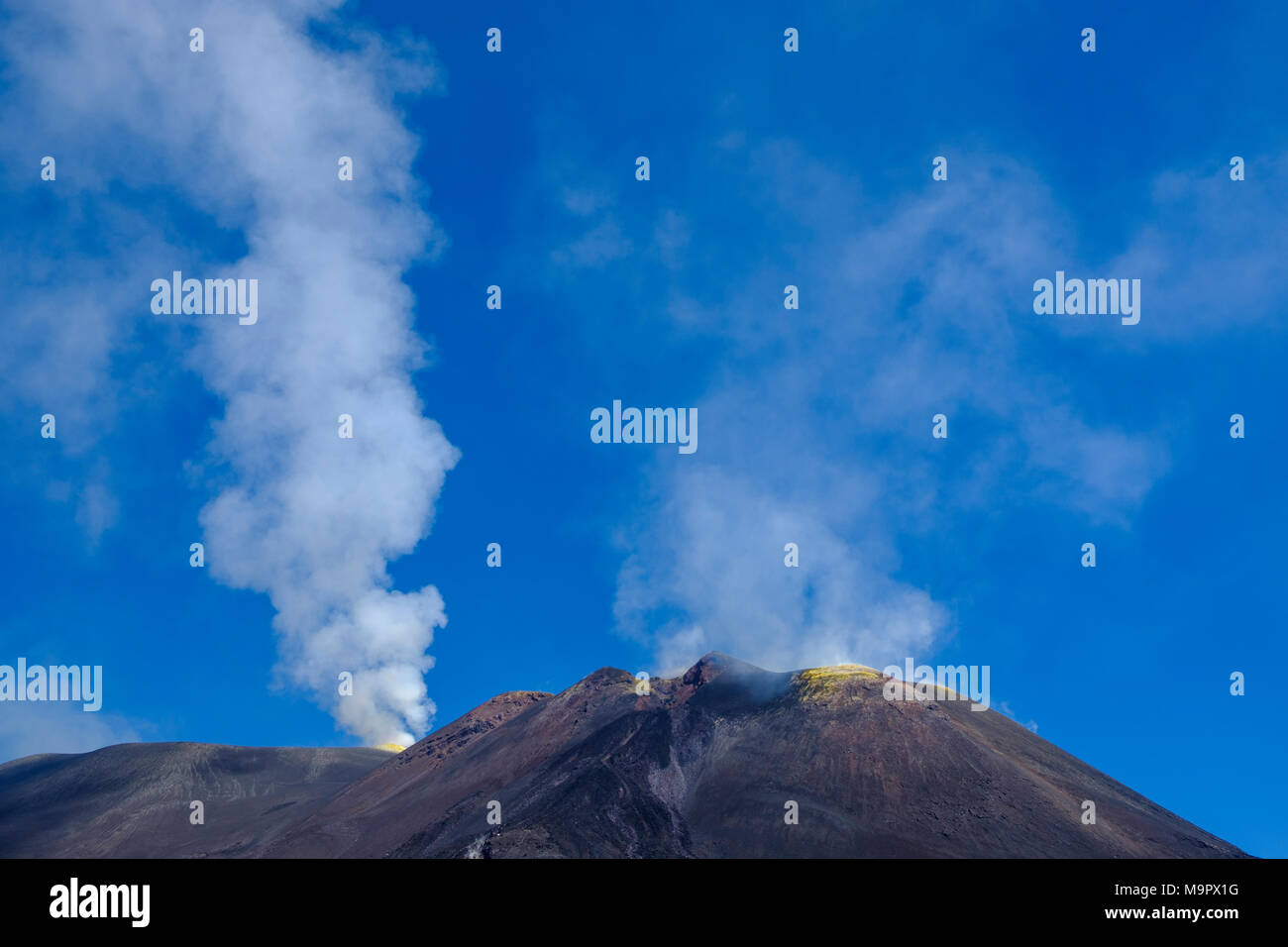 Il fumo sul vulcano Etna, provincia di Catania, Silcilia, Italia Foto Stock