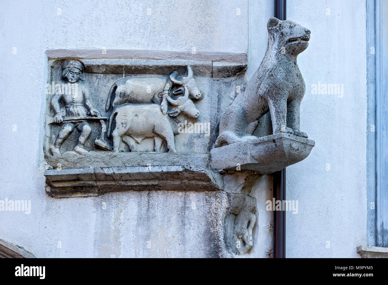 Scultura veneziana, stemma, Stemma Palazzo fioriti, di pietra o di cane lupo con sollievo di buoi con contadini arato sulla facciata Foto Stock