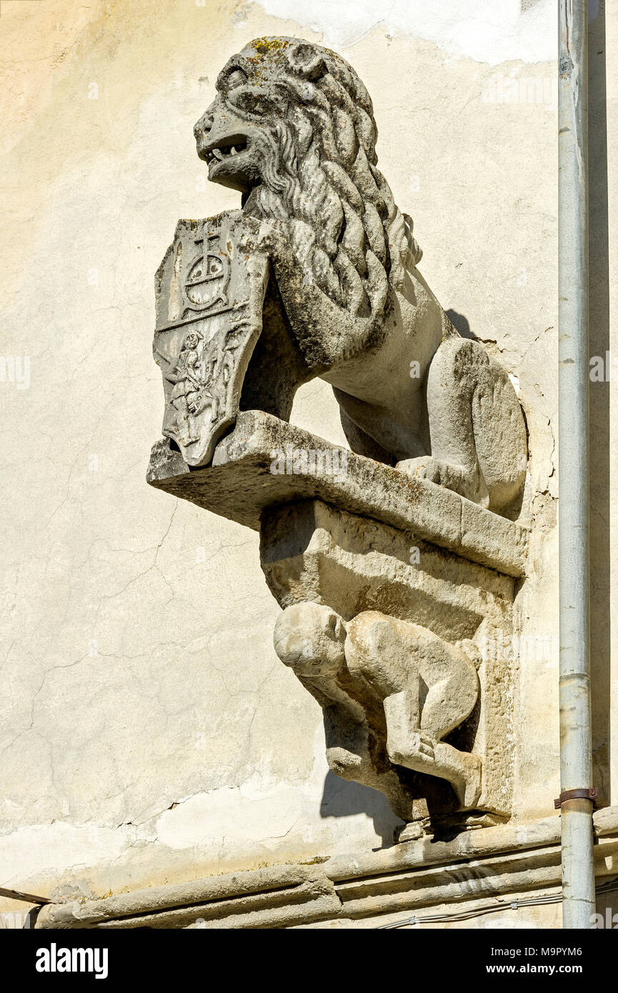 Scultura veneziana, Leone veneziano leone di pietra con lo stemma sulla facciata di Palazzo Apollonio, città vecchia, Agnone Molise Foto Stock
