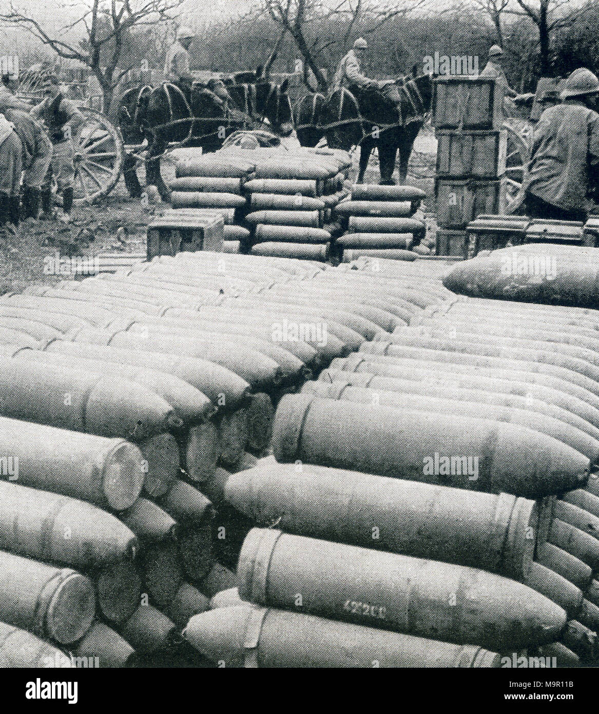 Questa foto, scattata durante la guerra mondiale I, hsows gusci per Verdun in Francia. Le didascalie dice: grandi conchiglie di Verdun. Uno dei molti depositi munizioni nella parte posteriore delle linee francesi a Verdun. Foto Stock