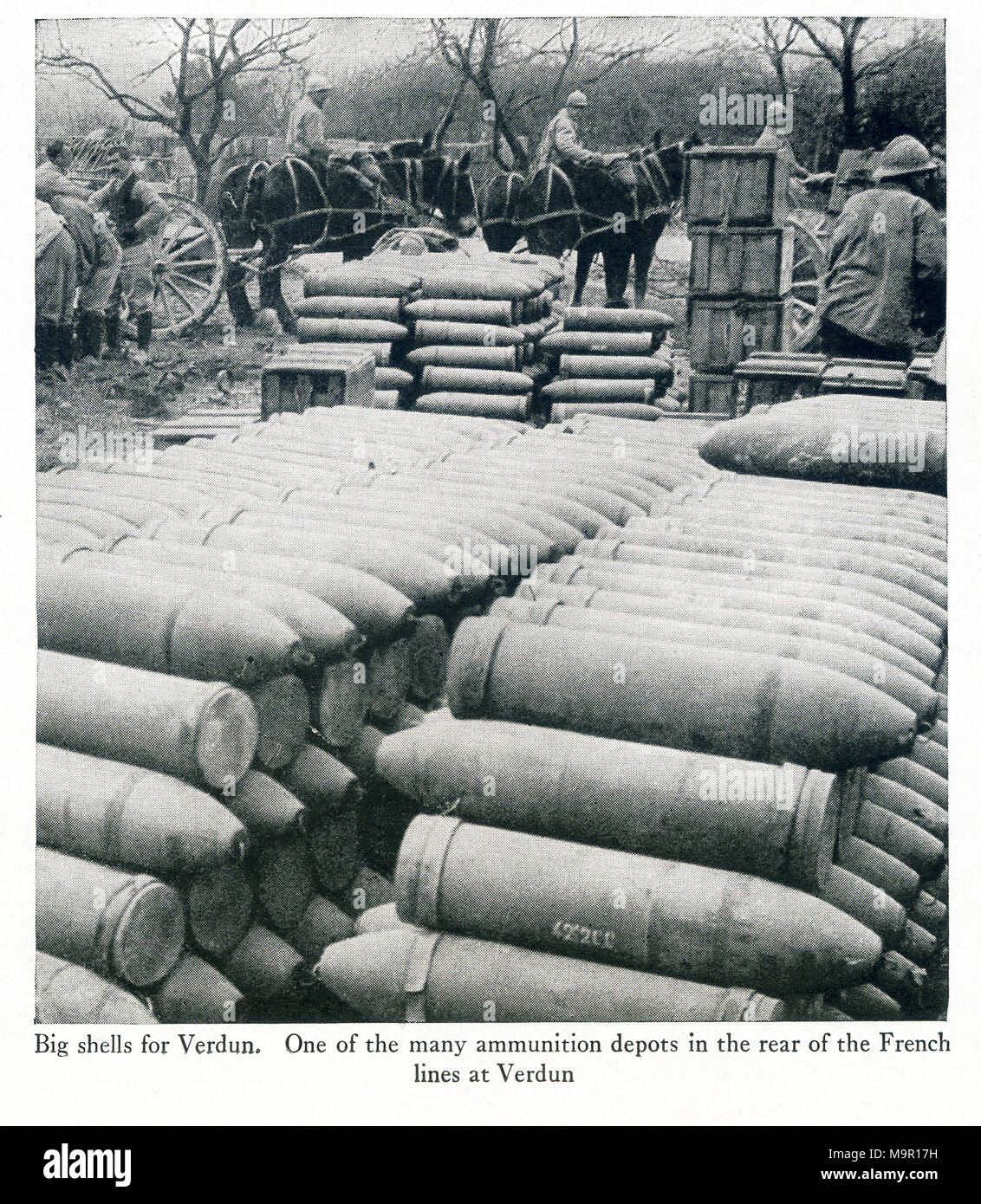 Questa foto, scattata durante la guerra mondiale I, hsows gusci per Verdun in Francia. Le didascalie dice: grandi conchiglie di Verdun. Uno dei molti depositi munizioni nella parte posteriore delle linee francesi a Verdun. Foto Stock