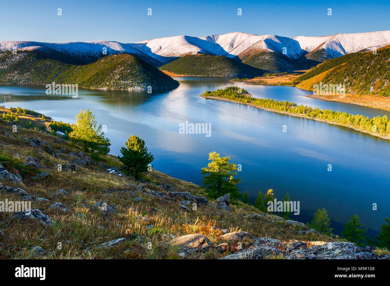 Lago Shireet con montagne coperte di neve e Mongolia Foto Stock