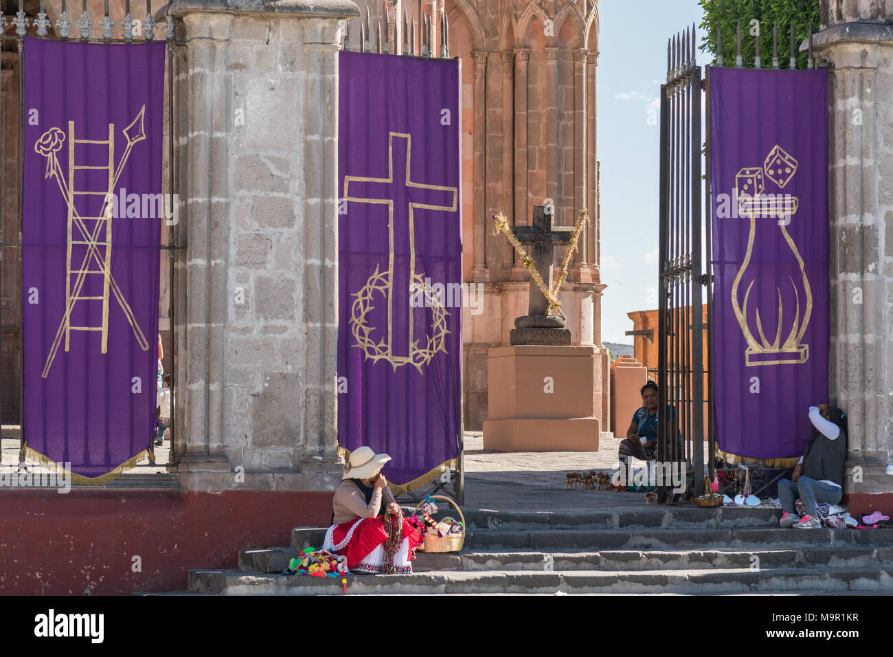 I cancelli della Parroquia de San Miguel Arcángel chiesa sono decorate per la Domenica delle Palme considerata l'inizio del cattolica romana Settimana Santa Marzo 23, 2018 in San Miguel De Allende, Messico. Foto Stock