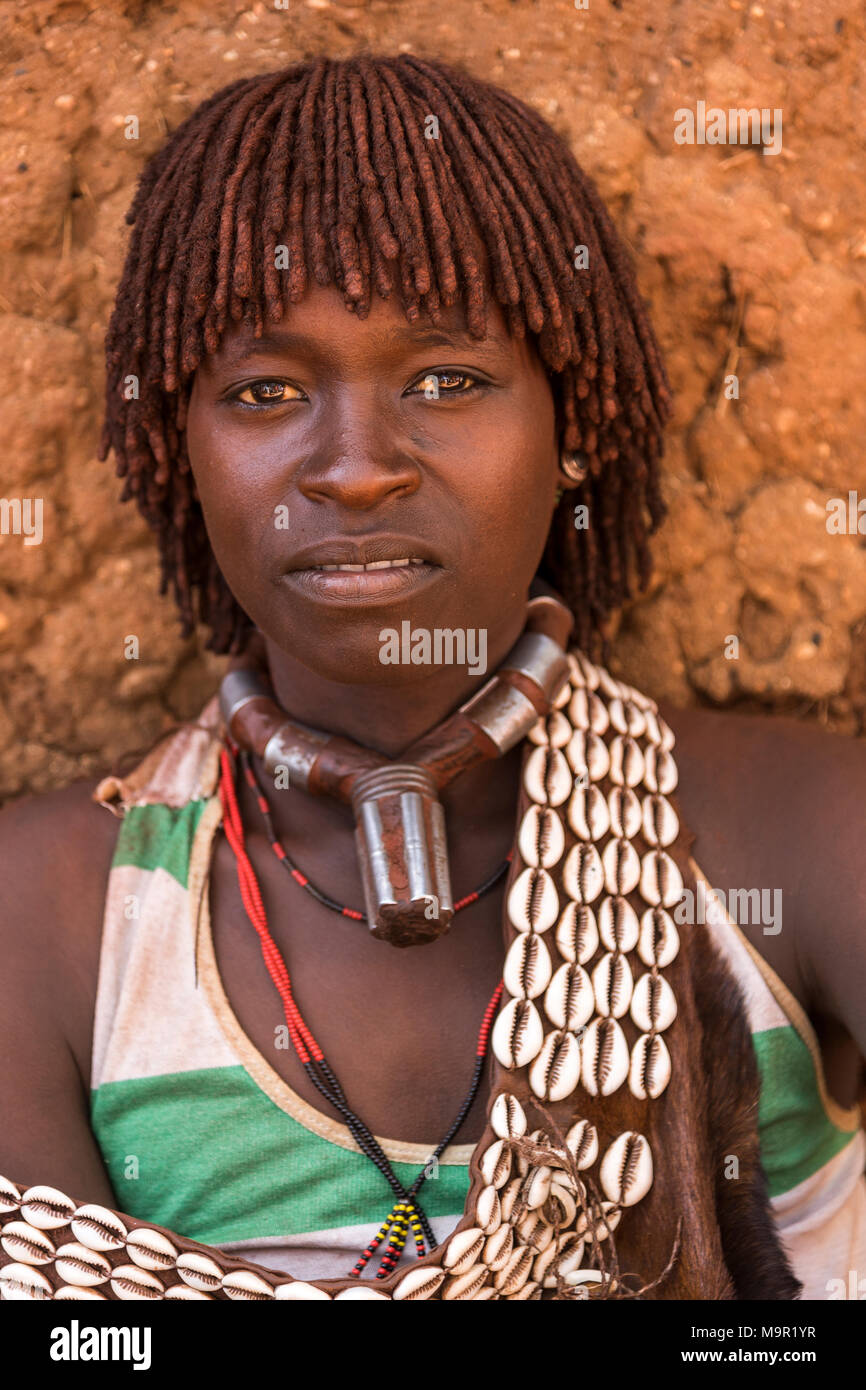 Donna, Ritratto, Hamer tribe, Turmi mercato, meridionale nazionalità delle nazioni e dei popoli " Regione, Etiopia Foto Stock