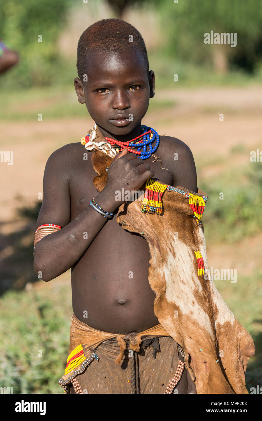 Giovane ragazza Hamer tribe, Turmi mercato, meridionale nazionalità delle nazioni e dei popoli " Regione, Etiopia Foto Stock