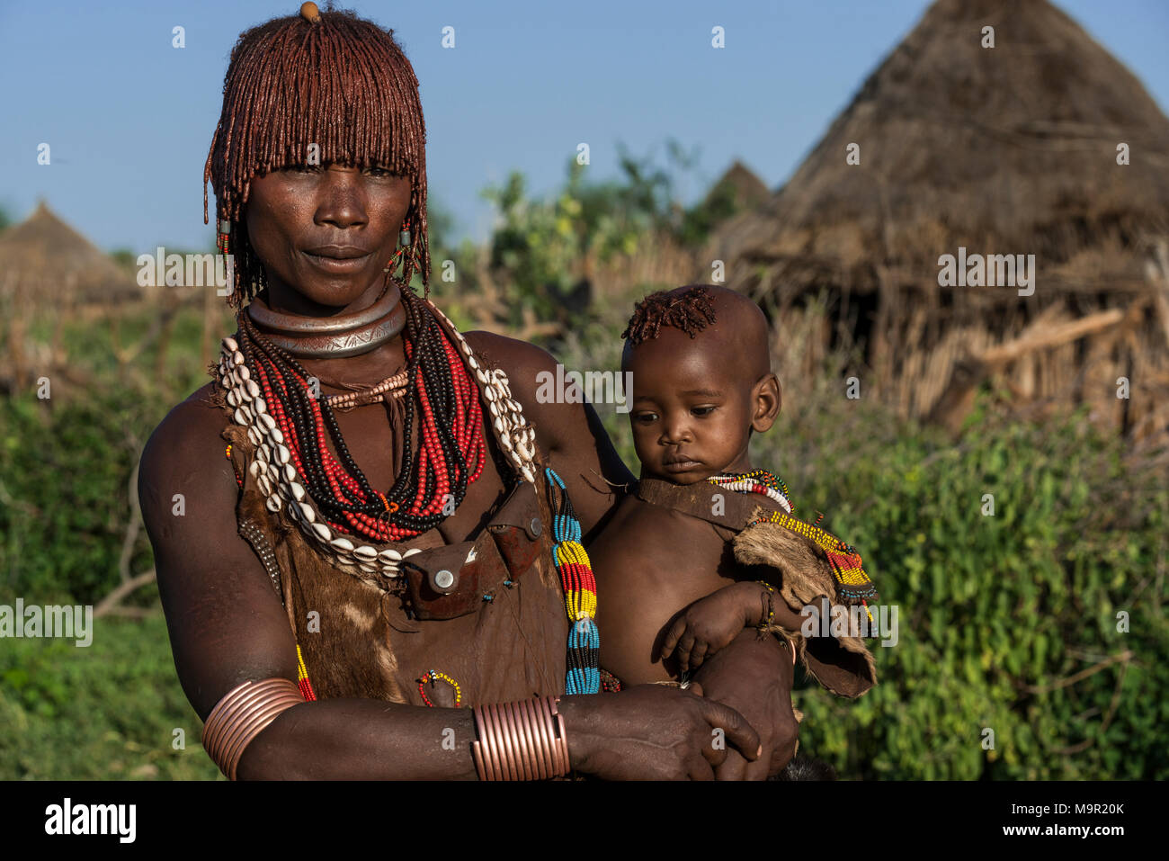 Una donna con un bambino nelle braccia, Hamer tribe, Turmi mercato, meridionale nazionalità delle nazioni e dei popoli " Regione, Etiopia Foto Stock