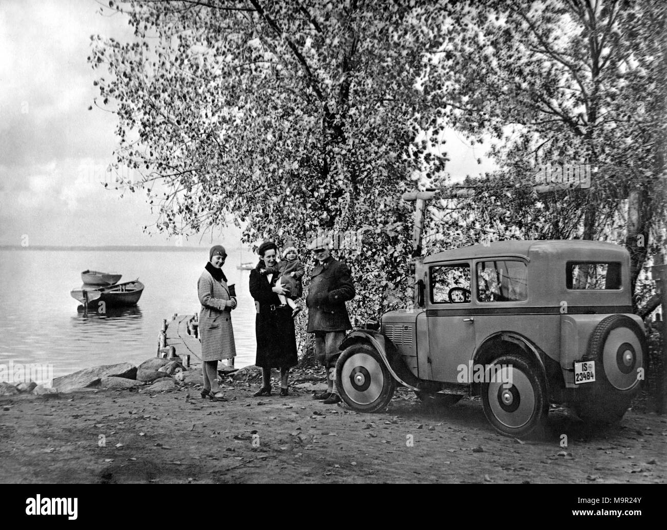 Viaggio di famiglia in auto al lago, 1930, Germania Foto Stock