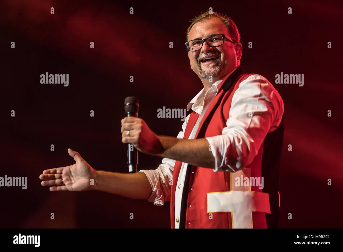 Il popolare svizzera musicista e cantante pop Stefan Roos dal vivo presso il Schlager Nacht in Lucerna, Svizzera Foto Stock