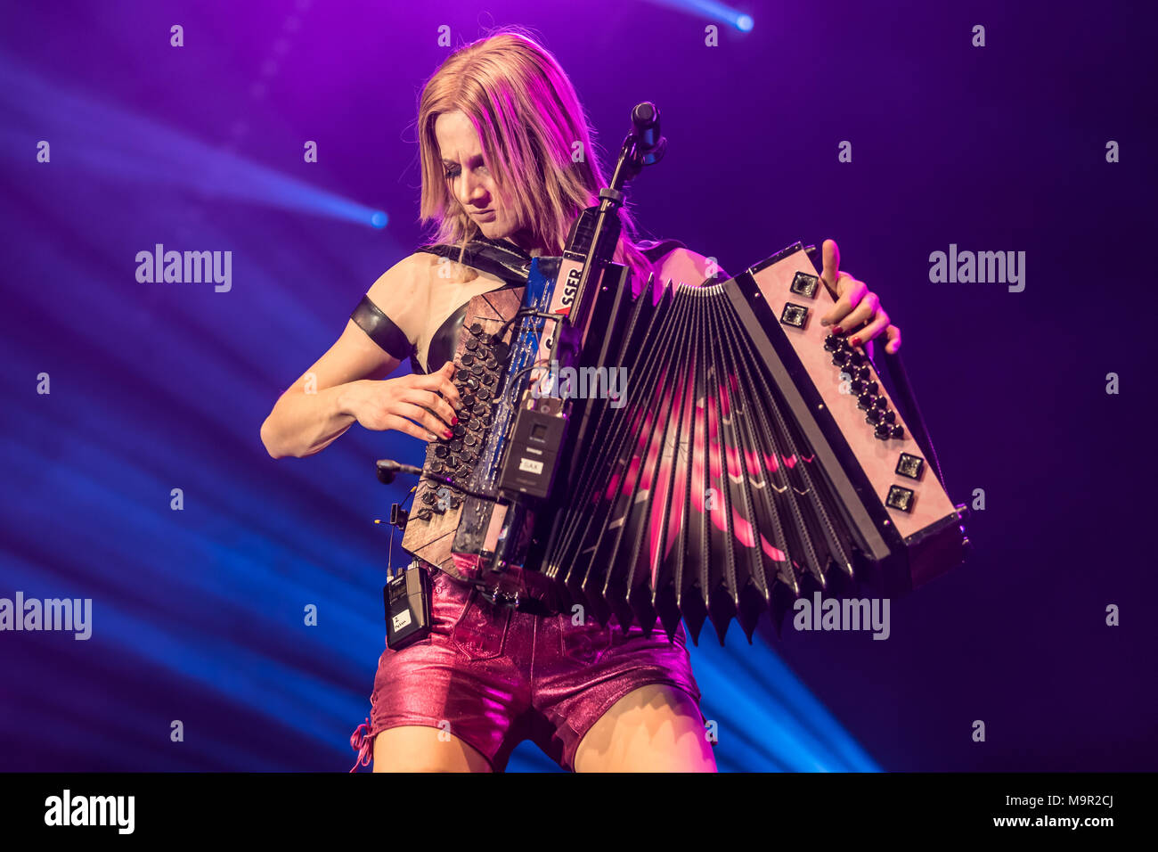 Il musicista austriaco, musica folk e cantante pop Naschenweng Melissa dal vivo presso il Schlager Nacht in Lucerna, Svizzera Foto Stock