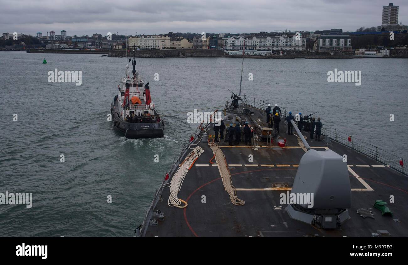 180324-N-RG482-395 Plymouth in Inghilterra (24 marzo 2018) Il Arleigh Burke-class guidato-missile destroyer USS Ross (DDG 71) arriva in Plymouth in Inghilterra. Ross è distribuita a Rota, Spagna, sulla sua sesta patrol NEGLI STATI UNITI Sesta flotta area di operazioni a sostegno degli enti regionali alleati e partner negli Stati Uniti e gli interessi di sicurezza nazionali in Europa. (U.S. Foto di Marina di Massa lo specialista di comunicazione 1a classe Kyle Steckler/rilasciato) Foto Stock