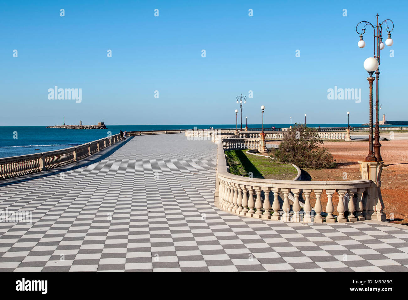 Bella vista sulla famosa terrazza Mascagni sul lungomare di Livorno, Toscana, Italia Foto Stock