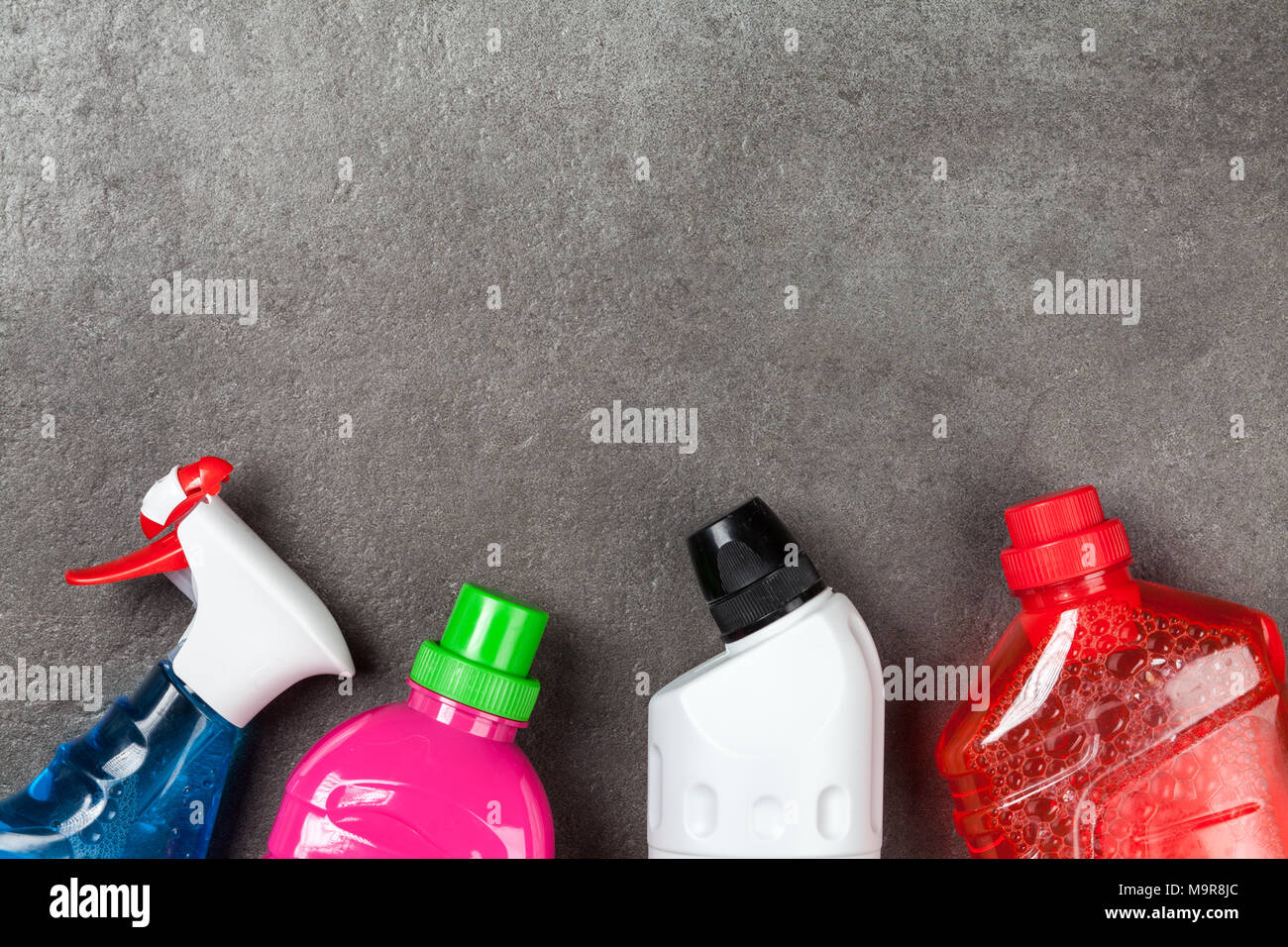 Materiali per la pulizia su sfondo grigio Foto Stock